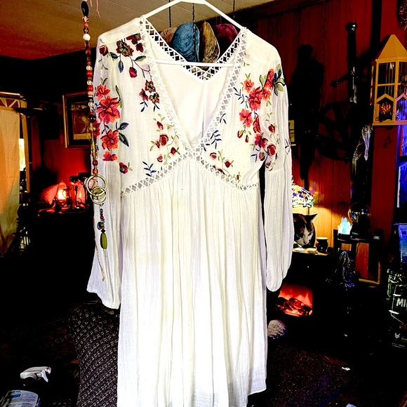 White dress/blouse w/ embroidery flowers - Picture 2 of 3